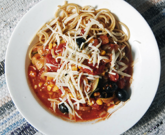Fullkornsspagetti & tomatbaserad pastasås m squash, oliver & riven ost