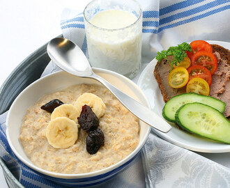 Grötfrukost med banan