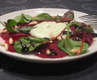 Rödbetscarpaccio med ruccola- och fetaostkräm