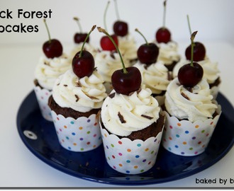 Black Forest Cupcakes – chokladcupcakes med körsbärskompott!