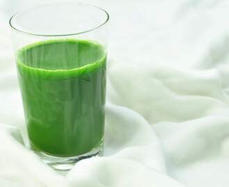 Recension av Optimum 700 advanced cold-press juicer och grön juice med Cavalo nero