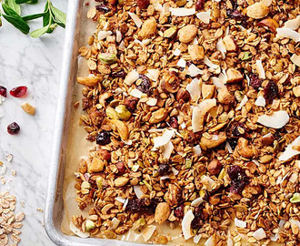 Hemmagjord granola med äpple och kardemumma