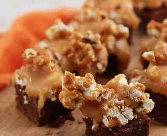 Brownies med kola och karamelliserade popcorn