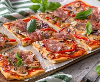 Pizza med gorgonzola och salami