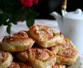 Lägg rabarber på bullar och paj