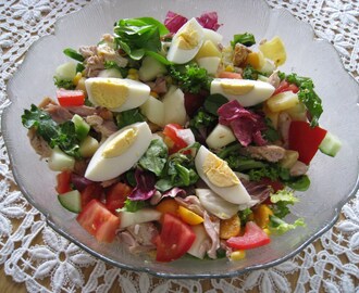 En sommarlätt kycklingsallad med skinka physalis och andra frukter