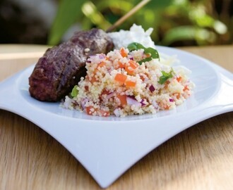 Kebabspett med tabouleh och coleslaw på vitkål och fänkål