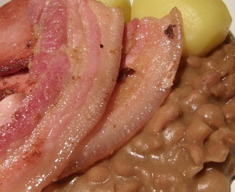 <div align="center">Hemkokta bruna bönor med stekt rimmat fläsk, stekt falukorv och kokt potatis</div>
