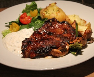 Grillad marinerad fläskkarré,myntasås med äpple och smashad potatis