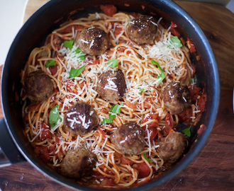 Köttbullar med spaghetti i tomatsås