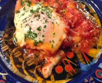 Tomatpocherade ägg med mozzarella