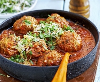 Italienska frikadeller i tomat- och paprikasås.