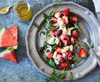 Sallad med vattenmelon, jordgubbar, oliver och grönpepparost