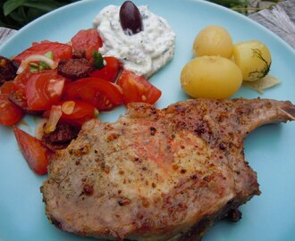 Grillad fläskkotlett med färskpotatis, tomatsallad och tzatziki