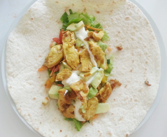 RECEPT: hemmagjorda wraps med strimlad kycklingfilé, lök, grönsaker, dressing och mango chutney-röra