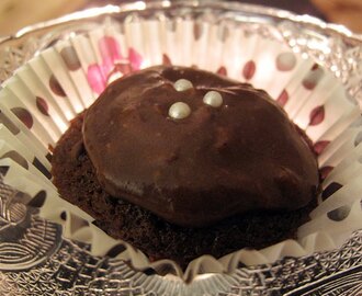 Chokladmuffins med hallon och chokladfrosting