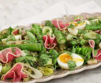 Ljummen sallad med sparris, havreris och green goddess-dressing