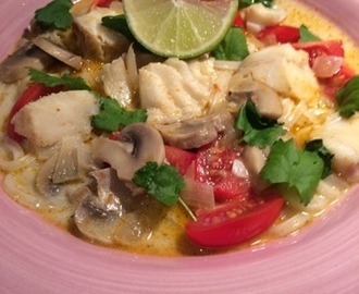 Röd curry- och kokossoppa med torsk och risnudlar