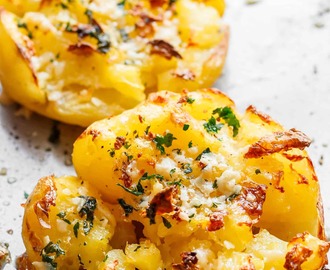 Crispy Garlic Butter Parmesan Smashed Potatoes