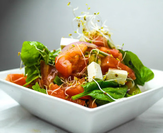 Vattenmelon sallad med spenat, sparris och fetaost. Med eller utan grillad kyckling.