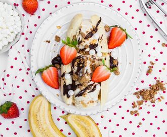 Banana split med chokladfudgesås, färska jordgubbar, maränger & cookie crumble