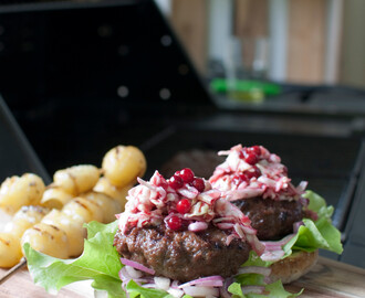 Västerbottenostfyllda hickoryburgare med ingefärs- och lingoncoleslaw och picklad rödlök