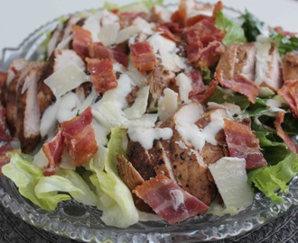 Caesarsallad med kyckling och bacon