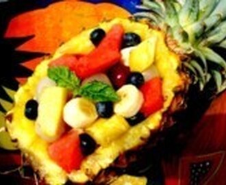 Tropisk fruktsallad i ananasbåt