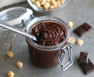 Hälsosam ”Nutella” med smält choklad