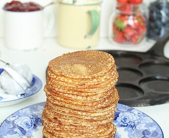 Frasiga pannkakor med färska bär och vispgrädde