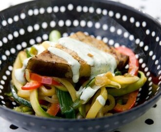 Citrusmarinerad svärdfisk med zucchinispagetti