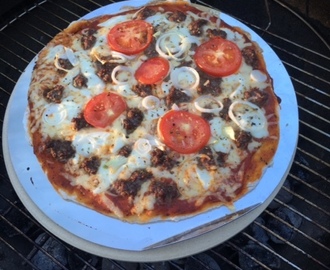 Pizza bakad på baksten i grillen med pizzasallad