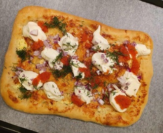 Pizza bianco med löjrom, creme fraiche, rödlök och dill