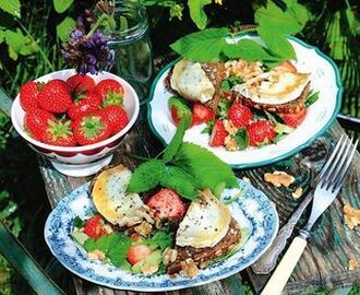 Toast chèvre med kirskål och jordgubbar