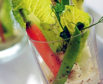 Caesardipp till knapriga grönsaker, servera i glas!