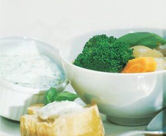 Grönsakssoppa med vitlök och basilika