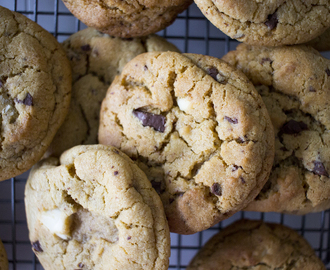 Chocolate chip cookies med mörk och vit choklad