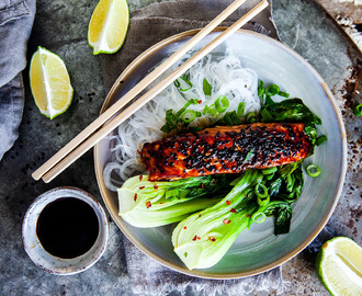 Teriyakimarinerad lax med glasnudlar och stekt pak choi.