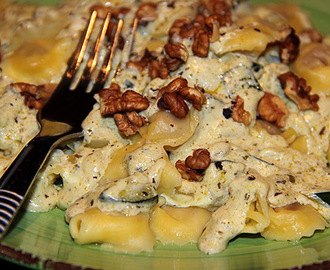 Tortellini med pesto och zucchini i ostsås