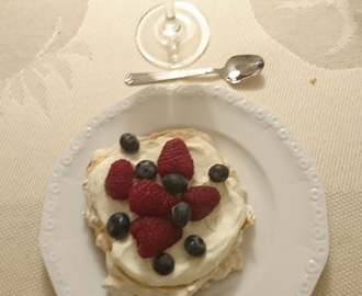 Nyårs dessert - Riskrispies-pavlova med färska bär och smörkräm