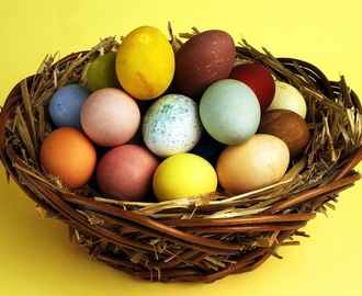 Måla äggen giftfritt med färg från skafferiet
