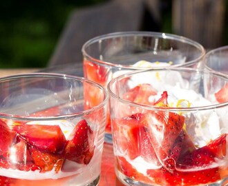 Vaniljglass med rosémarinerade jordgubbar | Foodfolder - Vin, matglädje och inspiration!