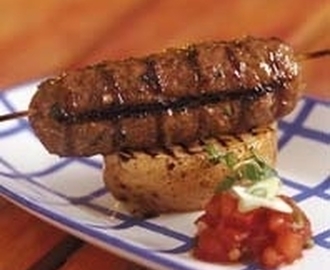 Köttfärsspett med bakad potatis och tomatröra