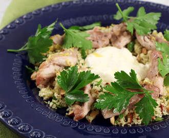 Ugnsbakad kyckling med rostad vitlöksdressing, couscous och mandlar