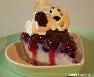 Cheesecake med blåbär och kanel tillsammans med en frisk hallonsås