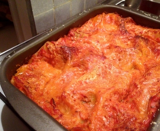 Pastagratäng med tomatsås och mozzarella