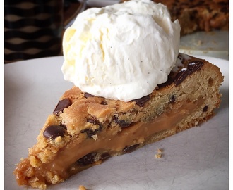 Chocolate Chip Cookiecake med salt kolagömma, och hemmagjord vaniljglass