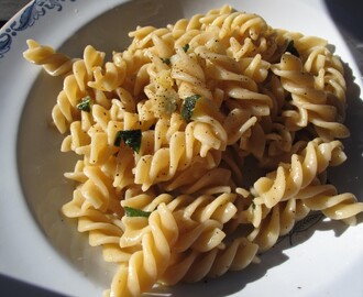 Pasta med salvia och vitlök