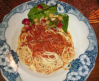 Spaghetti med tomatsås och kikärtsspenatsallad