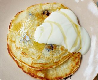 One-cup pancakes with blueberries